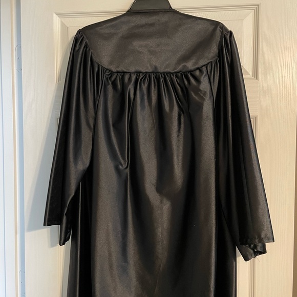 Black graduation gown. - Picture 4 of 4